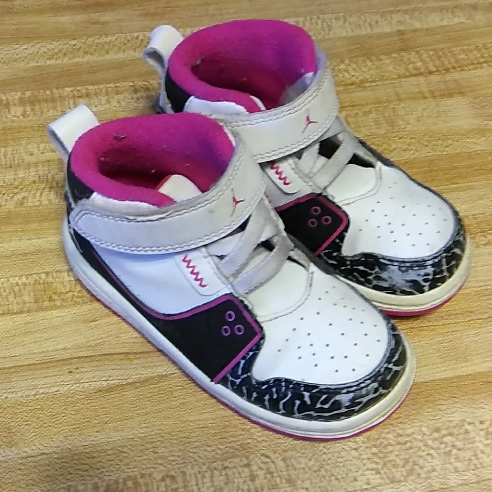 Girls Jordan tennis shoes size 7  C